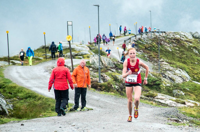 Vinnar av kvinneklassen 2015, Eli Anne Dvergsdal, på veg mot toppen av Hafstadfjellet.